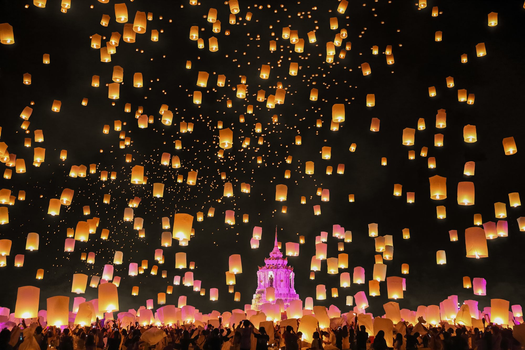 Schwebende Himmelslaternen beim Loy-Krathong-Fest in Chiang Mai, Thailand