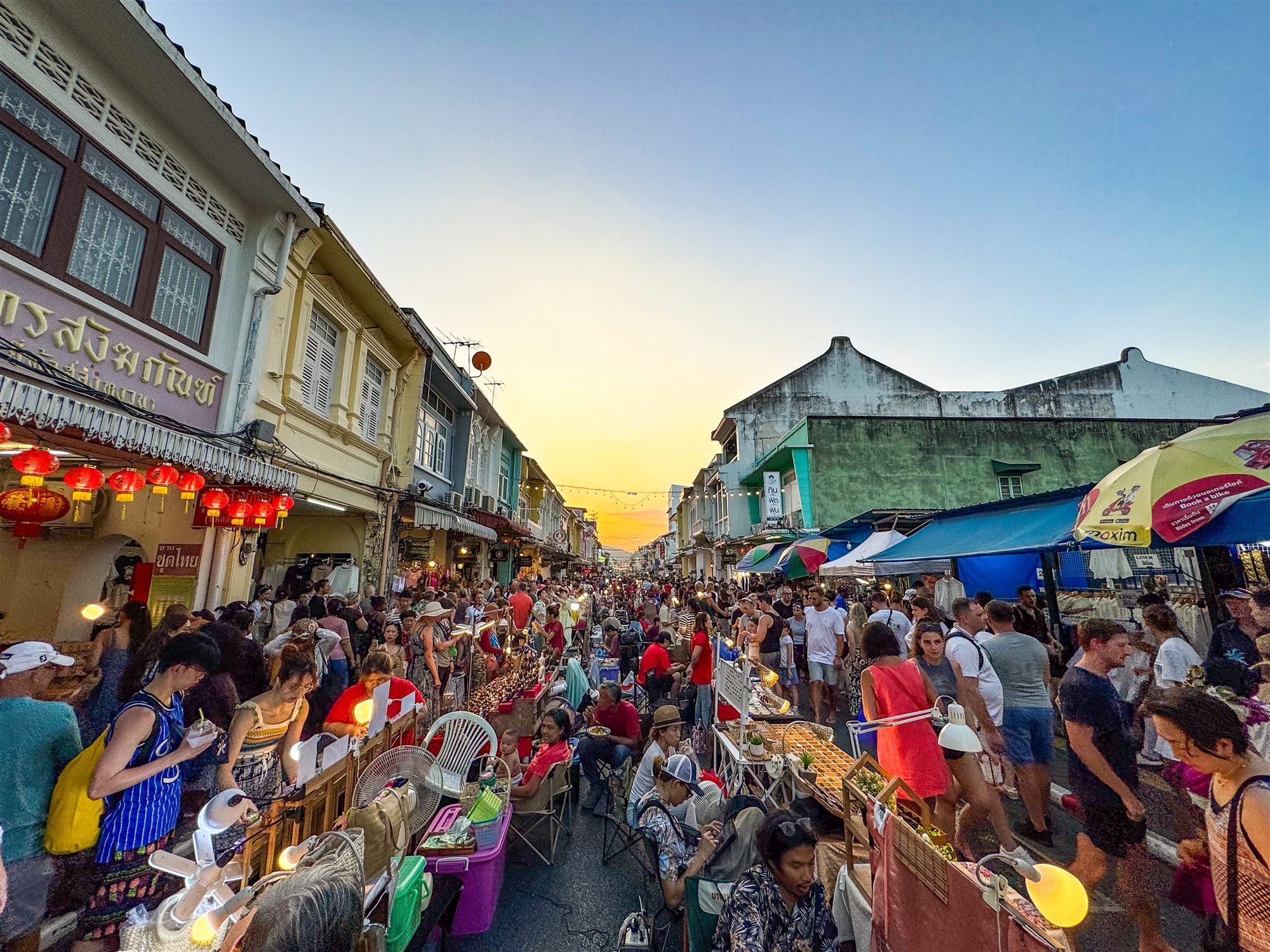 Belebter Nachtmarkt in Phuket Old Town, Thailand